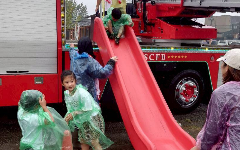消防車の救助袋を体験する子どもたち