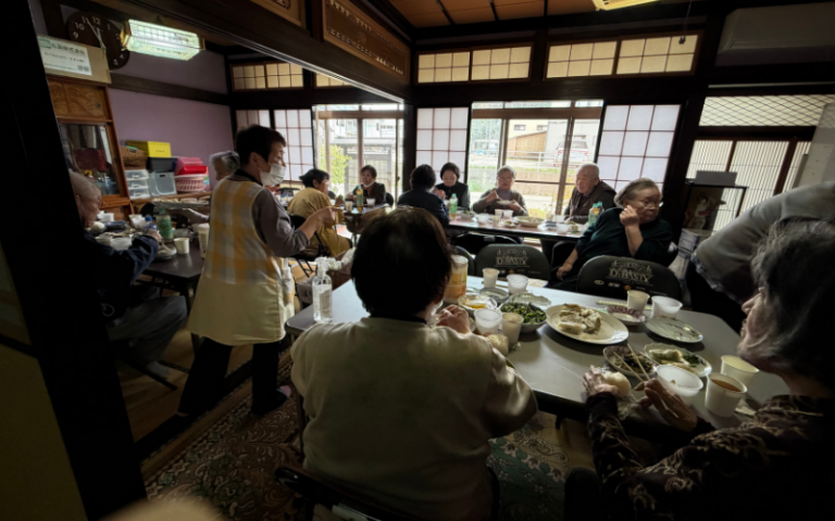 拠点に集まり食事を楽しむ地域の皆さん