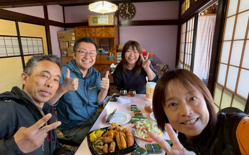 笑顔で食卓を囲む虹のメンバー