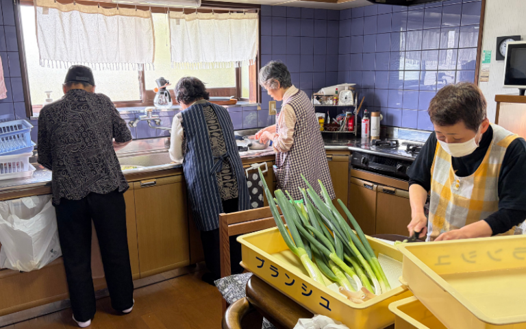 みんなで料理の準備をする高齢の方々