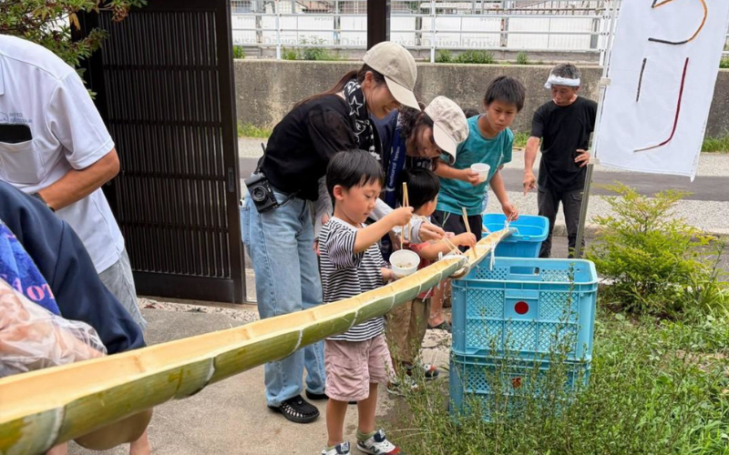 流しそうめんを楽しむ子どもたち