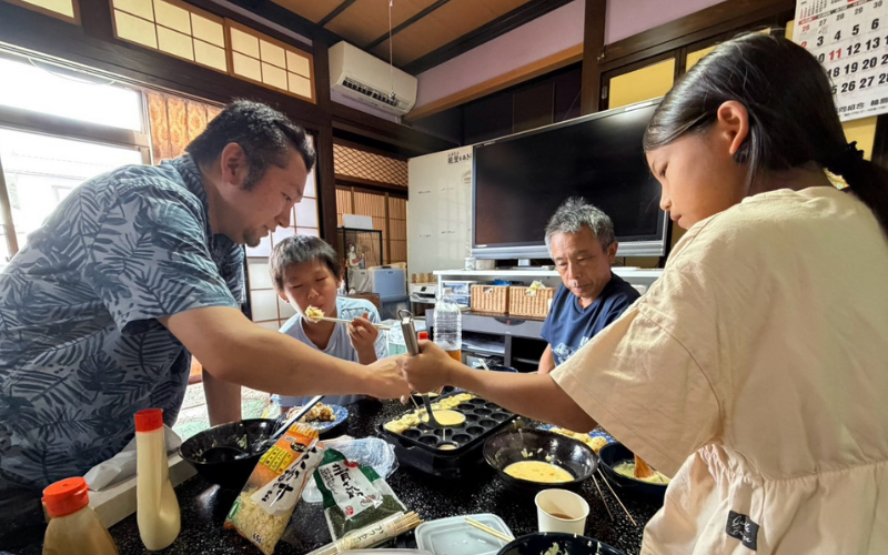 子どもと大人が一緒に料理をする様子