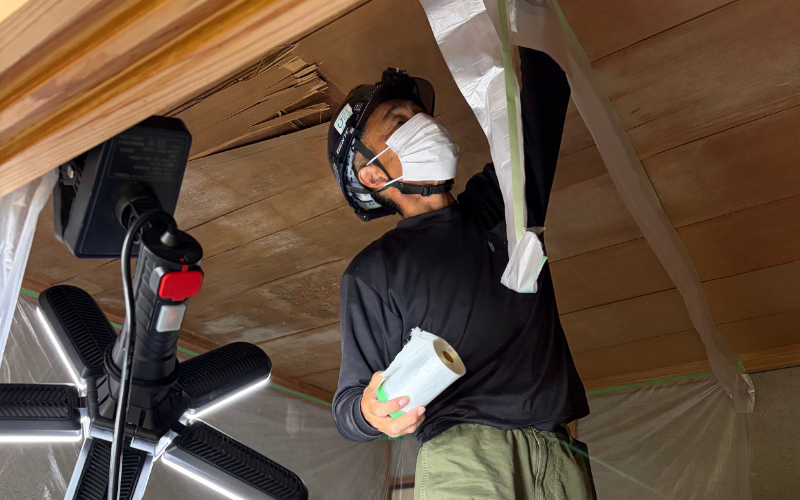 天井の修繕作業をするボランティア