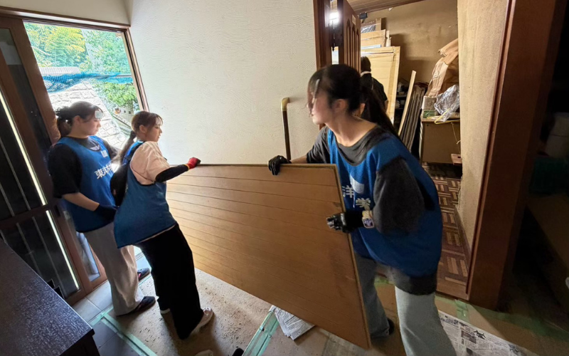 家の中の片付けを手伝うボランティア